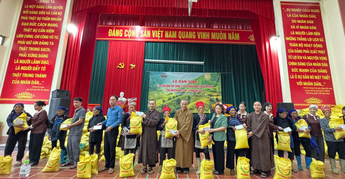 Ban Văn hóa GHPGVN TP.HCM và tu viện Khánh An trao tặng nhà và quà tại Lào Cai 9