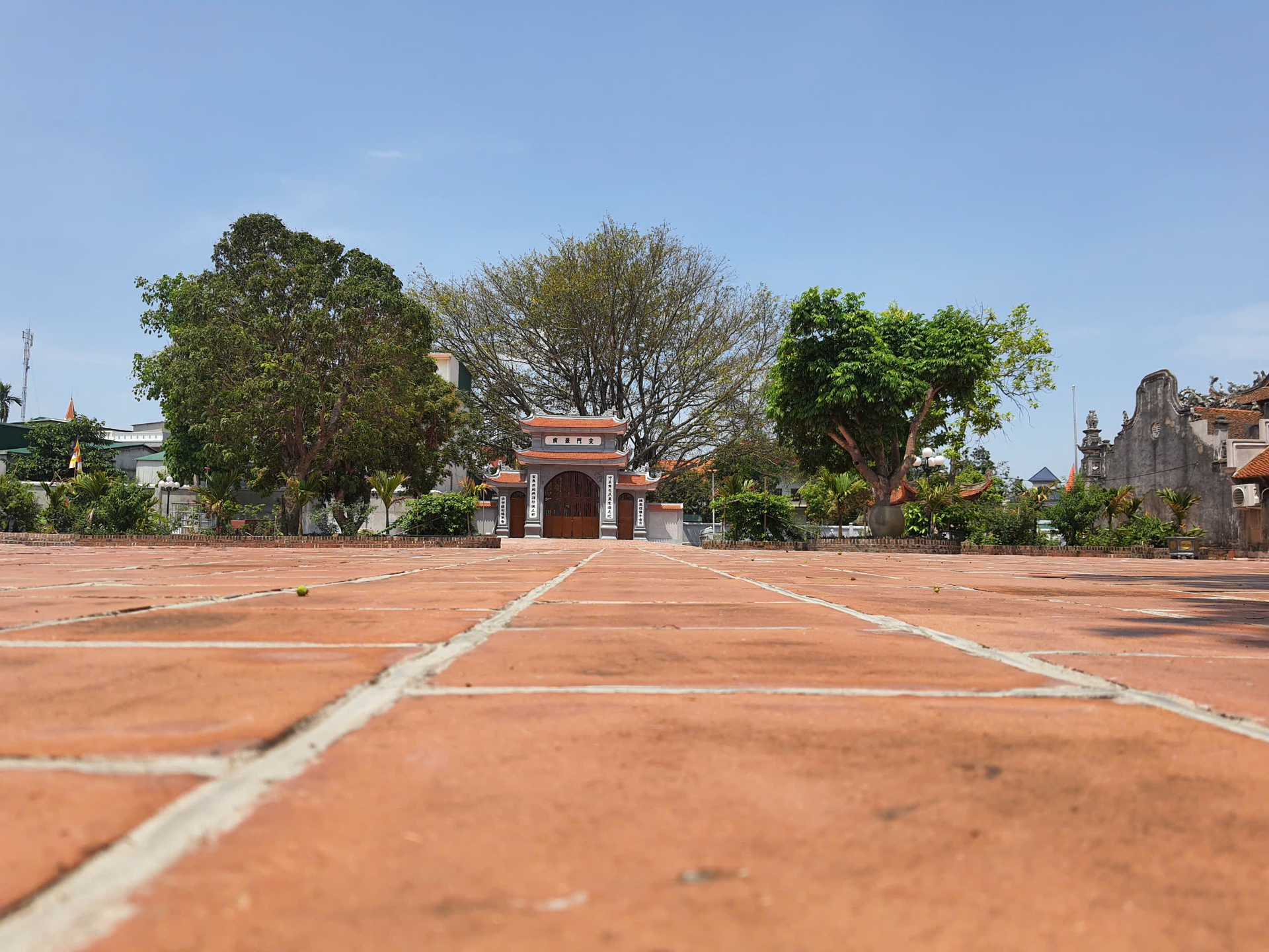 Chiêm ngưỡng vẻ đẹp cổ kính của chùa Trăm Gian ở Hải Dương 7