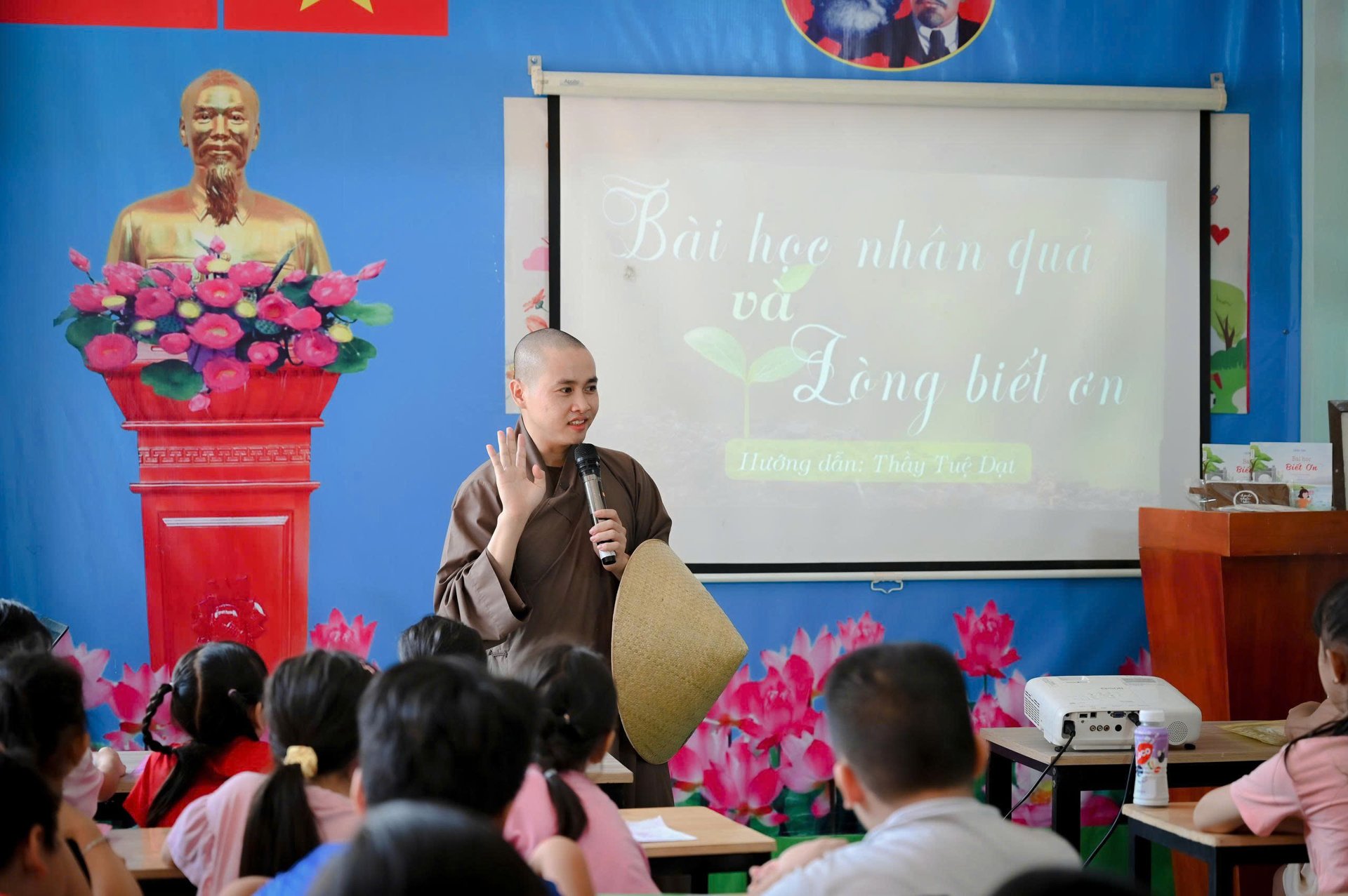 Chính quyền phường thỉnh nhà sư chia sẻ bài học nhân quả với thiếu nhi 1