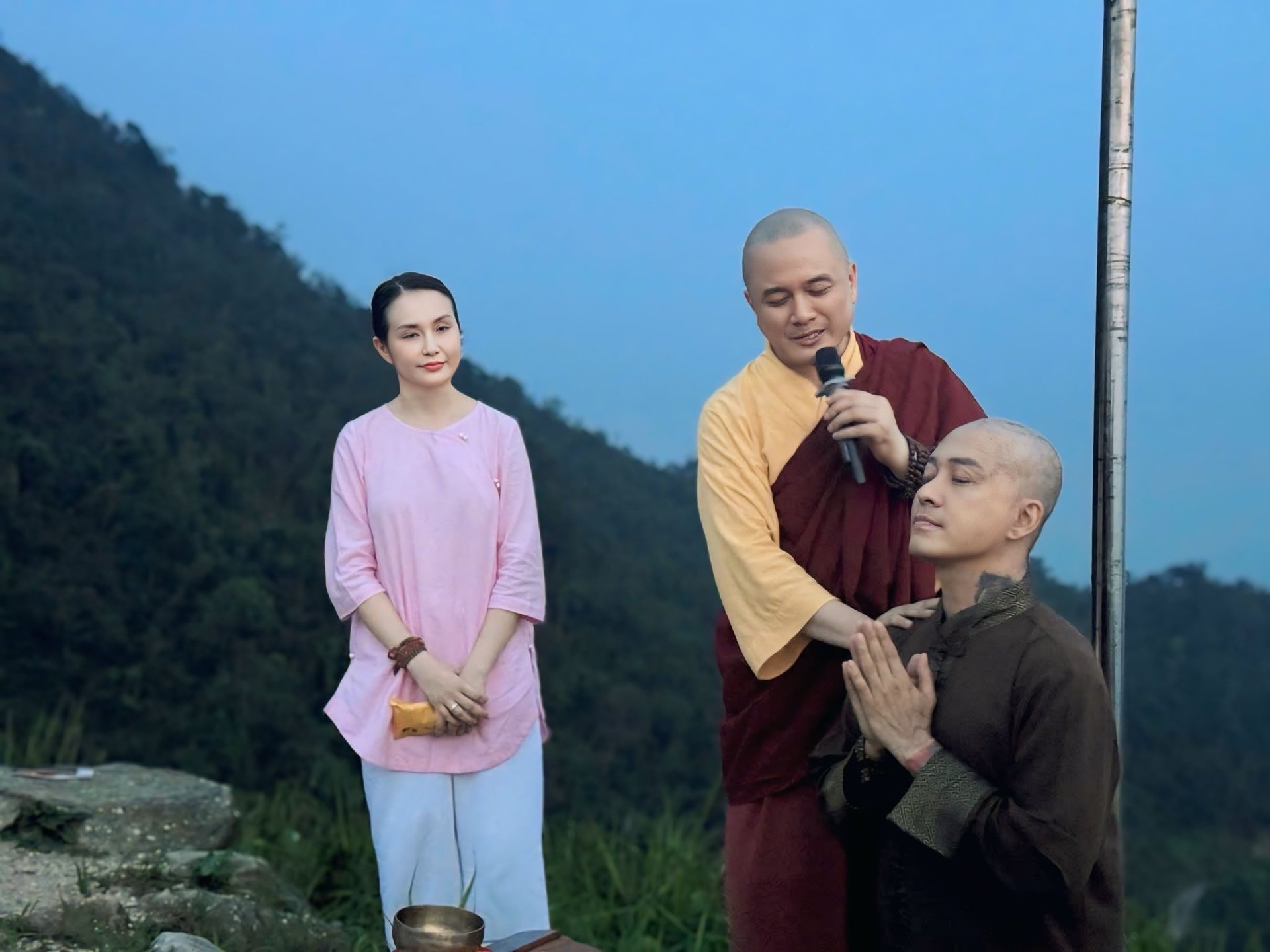 Ca sĩ Tuấn Hưng nói cạo đầu để tu tập, hồi hướng cho mẹ 1