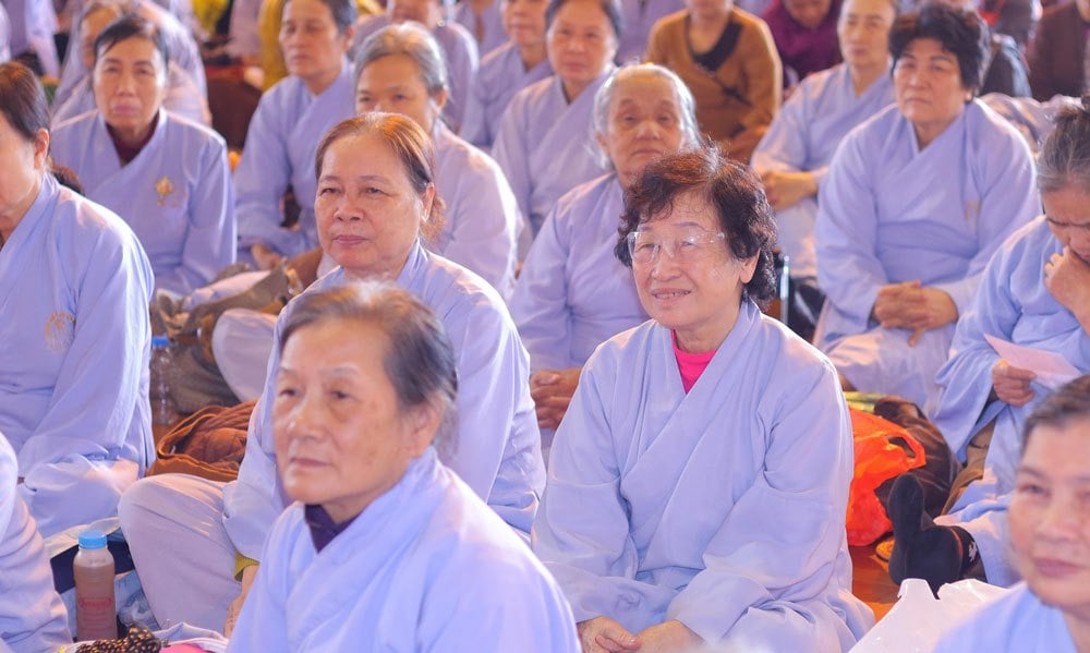 Người già đi chùa 1
