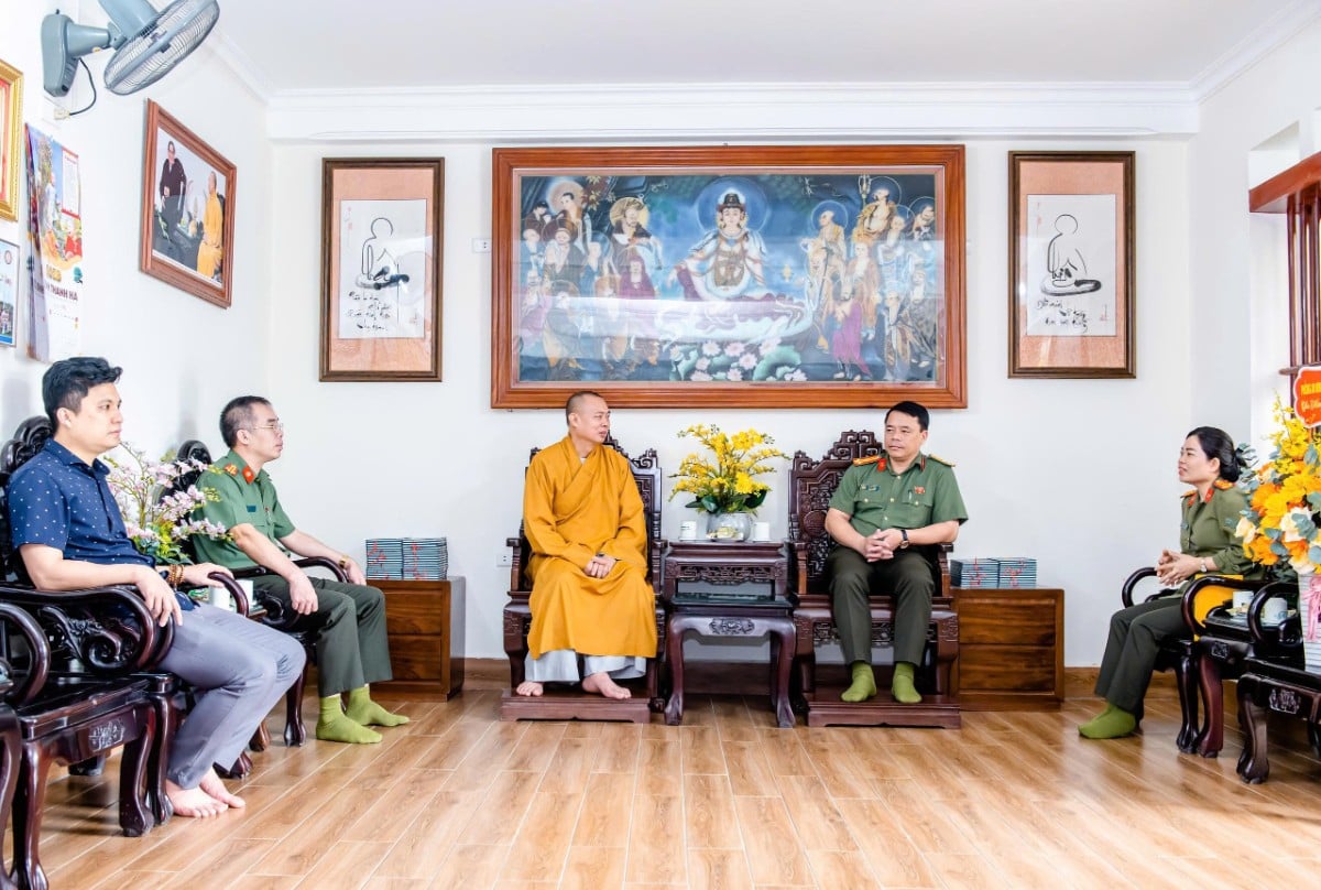 Thanh Hóa: Công an tỉnh chúc mừng Ban Trị sự Phật giáo tỉnh nhân dịp Đại lễ Vu lan năm 2025 6