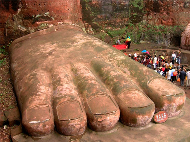 100 nhà sư có thể ngồi vừa chỉ trên một bàn chân của pho tượng.