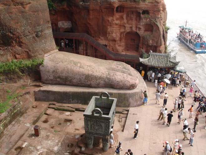 Đối với người Trung Quốc cổ đại, việc xây dựng một bức tượng có kích thước và tầm vóc lớn là một cách để thể hiện sự biết ơn và tôn sùng đối với các vị thần.