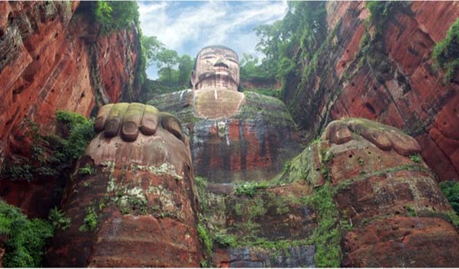 Tượng Phật được khắc vào núi