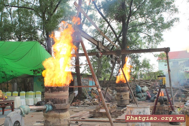Bình dương đúc đại hồng chung tại thiên quang ni tự
