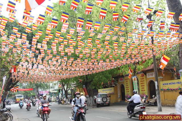 Hà Nội rợp cờ Phật giáo: Hà Nội là một trong những thành phố lớn và phát triển nhất của Việt Nam, được biết đến với những di sản văn hóa đặc sắc. Bức ảnh với Hà Nội rợp cờ Phật giáo sẽ cho thấy sự phát triển của đạo Phật và văn hóa tôn giáo trên đất nước Việt Nam. Các tín đồ Phật giáo từ khắp nơi cũng đến đây để tham dự các hoạt động tôn giáo và thánh lễ cầu nguyện cho may mắn và hạnh phúc.