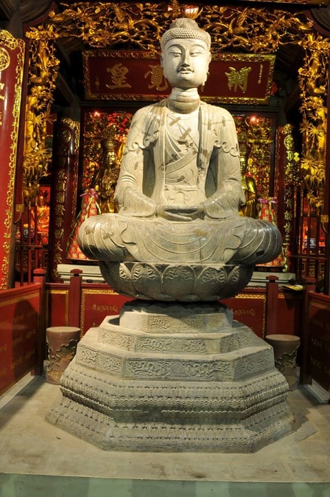 Điều ít người biết về bảo vật quốc gia tượng Phật A Di Đà tặng cho nhà vua. Tượng được xem là một biểu tượng quốc gia và được xem là sự kết hợp hoàn hảo giữa nghệ thuật và tôn giáo. Hãy khám phá thêm về câu chuyện đằng sau bảo vật này trên trang web của chúng tôi.
