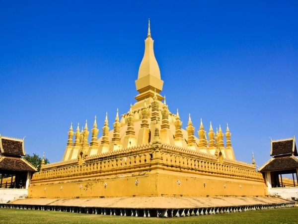 Tháp Pha That Luang, là biểu tượng của Lào đã được restauration và sáng bóng lần nữa, thu hút sự quan tâm của du khách đến với vẻ đẹp lộng lẫy của nó. Ngoài ra, khách du lịch còn có cơ hội thưởng thức những đặc sản Lào tuyệt vời và khám phá văn hóa độc đáo của Lào.