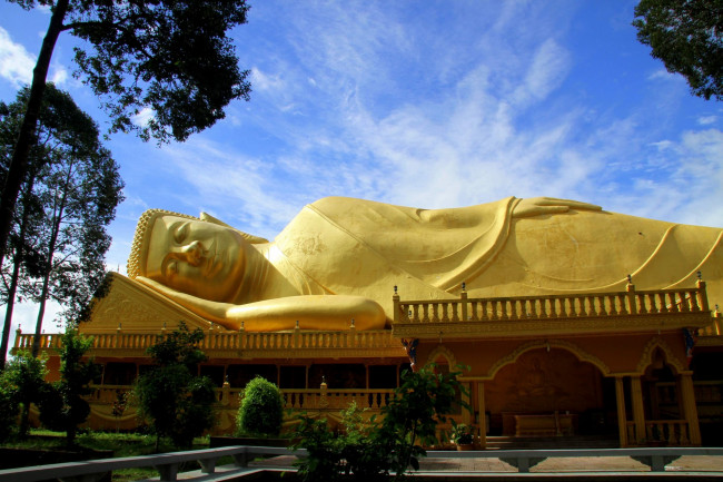 Đặc biệt, chếch về hướng Đông Nam của chính điện là tượng đức Phật Thích Ca nhập Niết Bàn có chiều dài 54m được đặt trên bệ tương đương một ngôi nhà 2 tầng.