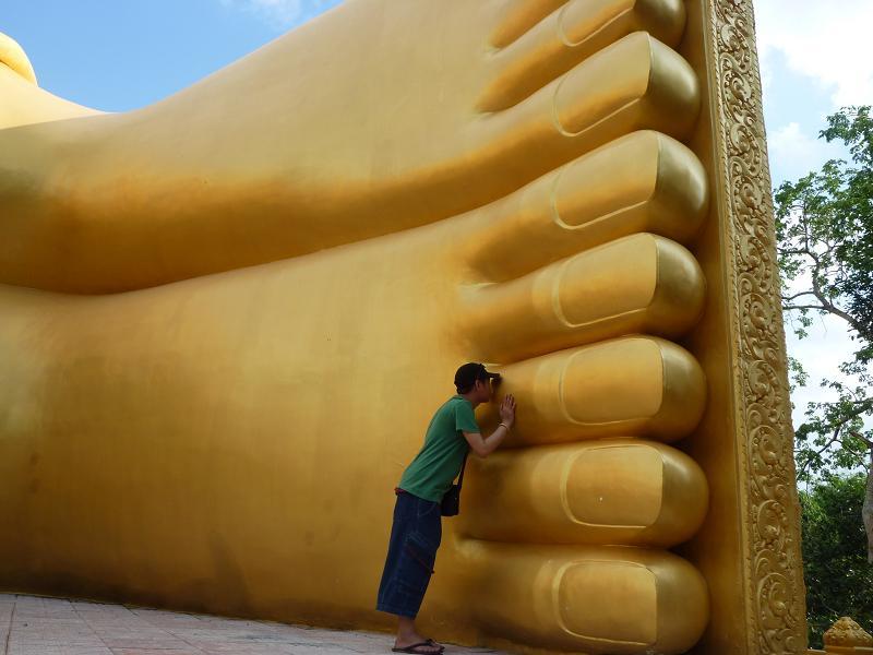 Nhiều du khách tới đây chỉ mong được chạm vào tượng Phật lấy may