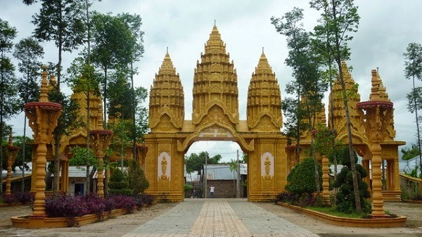 Tọa lạc tại ấp Vàm Ray, xã Hàm Tân, huyện Trà Cú, tỉnh Trà Vinh, chùa Vàm Ray nổi tiếng với vẻ cổ kính, nguy nga như một cung điện vàng