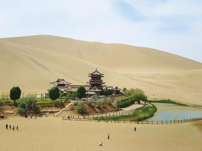 Cát sa mạc Gobi luôn bị thổi tới khu vực này đe dọa sự tồn tại của quần thể hang động Đôn Hoàng
