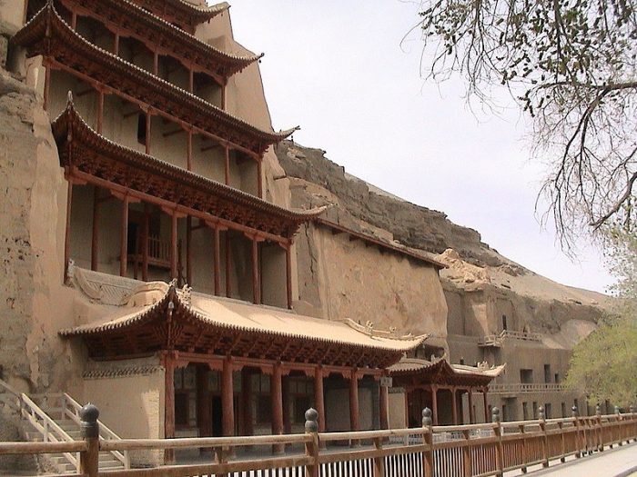 Thời Trung cổ, Đôn Hoàng đã từng được xem như một trung tâm văn hóa phát triển phồn thịnh mạnh mẽ, được coi là trung tâm văn hóa Phật giáo với nền nghệ thuật Phật giáo phát triển rực rỡ
