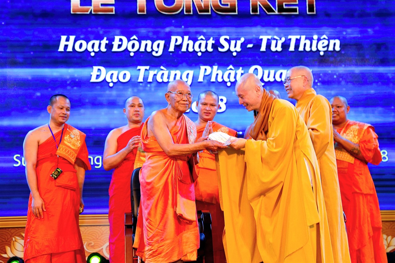 Dù mới chỉ gặp lần đầu nhưng tấm chân tình mà Đức Đại Tăng thống dành cho sư phụ trụ trì thật lớn lao, ngài lấy hết tiền trong túi cho đi không chút đắn đo, suy nghĩ