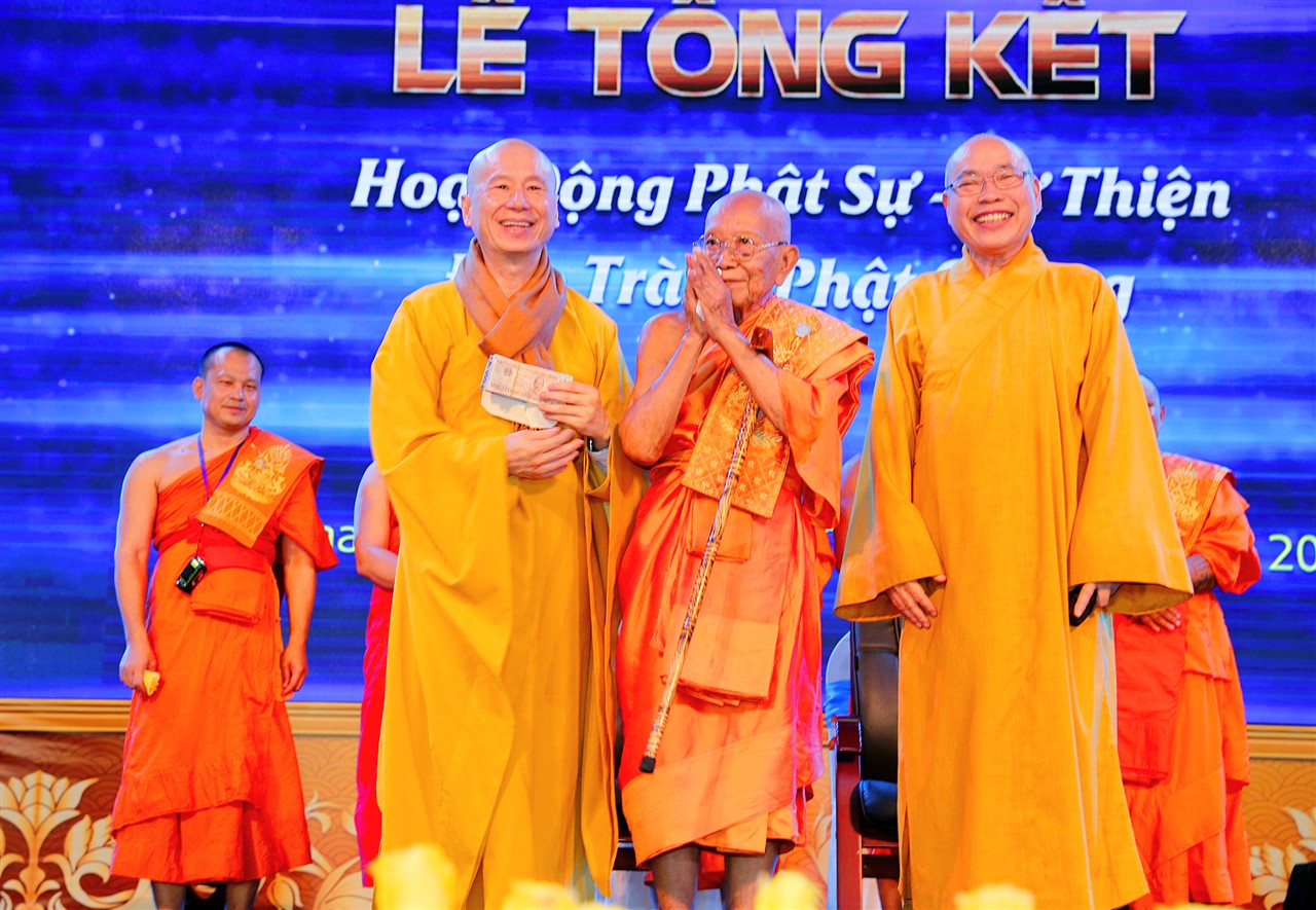 Trong xấp tiền ấy còn có 2 tờ mệnh giá 2.000 đồng Việt Nam, càng làm rung động trái tim biết bao người. Ngài trân trọng từng đồng tiền cúng dường dù ít hay nhiều, vì đây là mồ hôi, nước mắt của Phật tử. Nhưng không vì thế mà ngài giữ cho riêng mình, ngài đã cho sư phụ trụ trì hết, cho với trọn tấm lòng, không giữ lại thứ gì dù là nhỏ nhất.