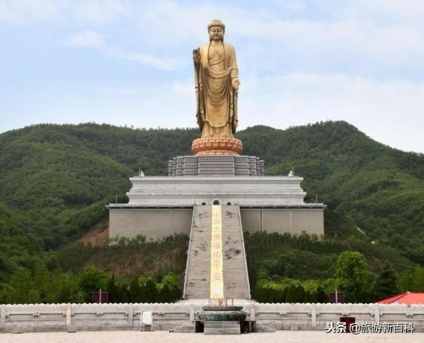 Được biết đây là một trong những tượng Phật cao nhất thế giới với tổng chiều cao là 208 mét.
