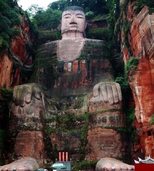 Bức tượng Phật cổ, Lạc Sơn Đại Phật: Lạc Sơn Đại Phật là nơi tôn vinh vẻ đẹp của bức tượng Phật cổ độc đáo. Hãy cùng đến khám phá hình ảnh bức tượng với chi tiết tinh xảo để cảm nhận sự tôn sùng và tôn nhân đối với Phật.