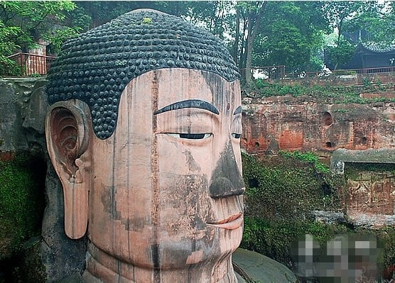 Tượng Đại Phật Lạc Sơn là một biểu tượng của sự huyền bí và tuyệt đẹp, có giá trị lịch sử đặc biệt. Hãy xem bức ảnh này để khám phá về một trong những điểm đến nổi tiếng và thiêng liêng nhất của vùng đất này.
