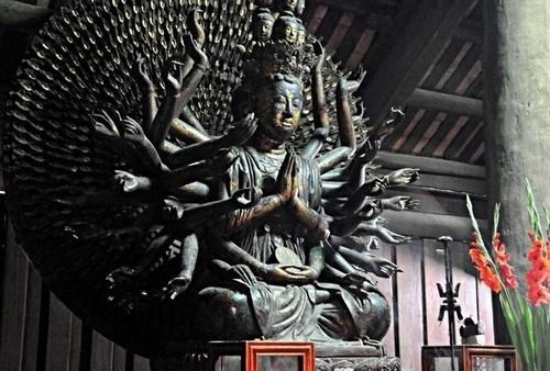 Phật tọa trên cao, ánh mắt từ bi cứu độ (Hình mang tính chất minh họa)