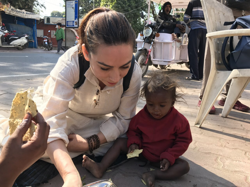 Phi Nhung cùng ngồi ăn với một em nhỏ xin ăn tại Ấn Độ