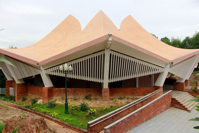 Hội trường của Học viện được xây dựng theo kiến trúc hình hoa sen.