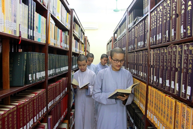Thư viện Học viện Phật giáo Việt Nam được trang bị nhiều đầu sách về kinh Phật, giáo lý.