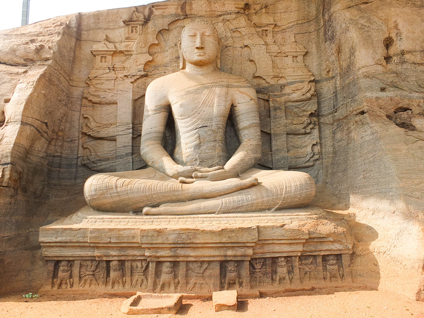 Tượng nằm trong một ngôi đền đá khổng lồ ở Polonnaruwa, chính giữa một thành phố do Parakramabahu xây dựng vào thế kỷ 12. Ảnh: Minube.