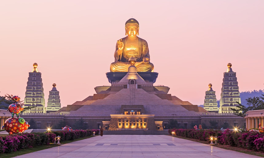 Tượng phật Amitabha cao 36 m, nổi bật trên nền trời và là điểm đến được nhiều du khách yêu thích. Ảnh: Wanderlust.