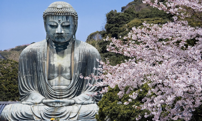 Tượng Phật Daibutsu, Kamakura, Nhật Bản: Dù phủ tuyết hay nằm giữa những cây anh đào bừng nở, tượng Phật Daibutsu ở Kamakura vẫn luôn tạo cho du khách cảm giác bình yên, tĩnh lặng. Ảnh: Wanderlust.