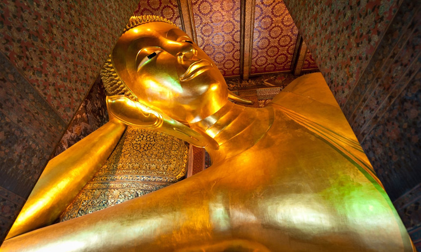 Tượng Phật nằm, chùa Wat Pho, Bangkok, Thái Lan: Wat Pho là một trong những ngôi chùa lớn và cổ nhất Bangkok, có nhiều hình ảnh Phật giáo và tượng Phật nằm lớn nhất Thái Lan. Tượng Phật dài 46 m, cao 15 m, dát vàng toàn bộ. Mắt và chân tượng được trang trí bằng xà cừ. Ảnh: Shutterstock.