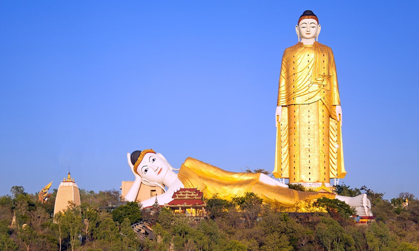 Tượng Phật ở Monywa, Myanmar: Tới Monywa, cách Mandalay 138 km, du khách sẽ có cơ hội chiêm ngưỡng hai tượng Phật, một đứng, một nằm. Tượng Phật đứng cao 116 m có tên Laykyun Setkyar. Ảnh: Wanderlust.
