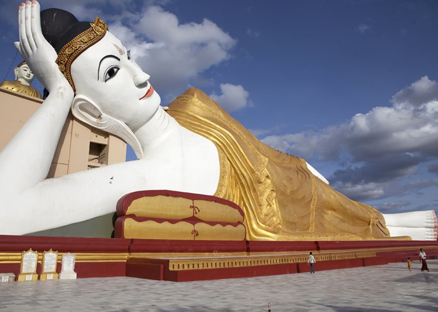 Với chiều dài 90 m, đây là tượng Phật nằm lớn nhất thế giới. Trong tượng, du khách sẽ được chiêm ngưỡng hơn 9.000 bức khắc mô tả cuộc đời đức Phật. Ảnh: Insightguides.
