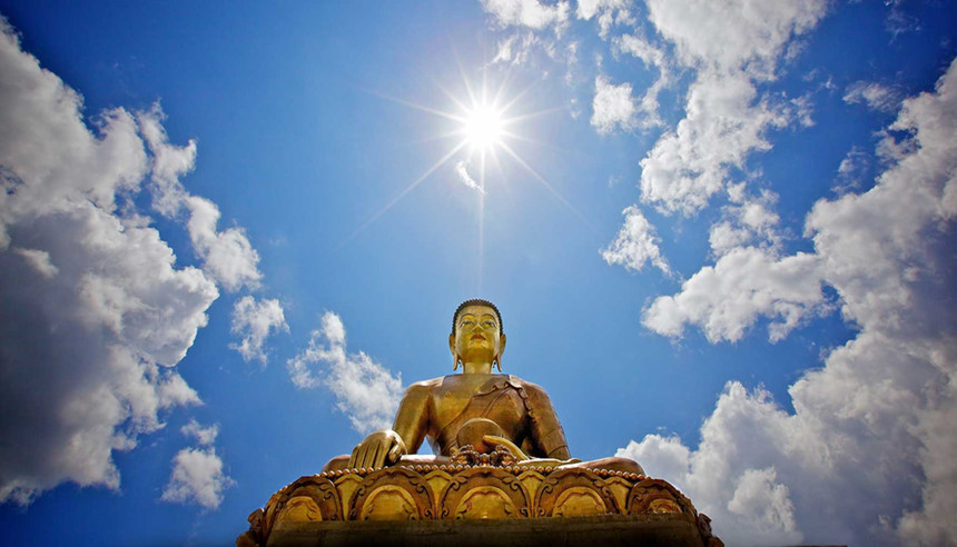 Tượng được xây dựng theo lời tiên tri cổ xưa rằng khi một bức tượng đặt ở đây, không khí hòa bình và hạnh phục sẽ lan tỏa khắp thế giới. Ngoài ra, bạn có thể chiêm ngưỡng 120.000 tượng Phật nhỏ hơn được đặt trong Dordenma. Ảnh: Hem Bhutan.