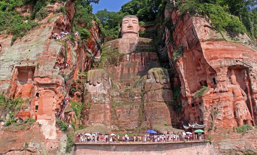 Tượng Phật Lạc Sơn, Trung Quốc: Nằm ở tỉnh Tứ Xuyên, Đại Phật Lạc Sơn là một trong những điểm du lịch đông khách ở Trung Quốc. Ảnh: MakeMyTrip.