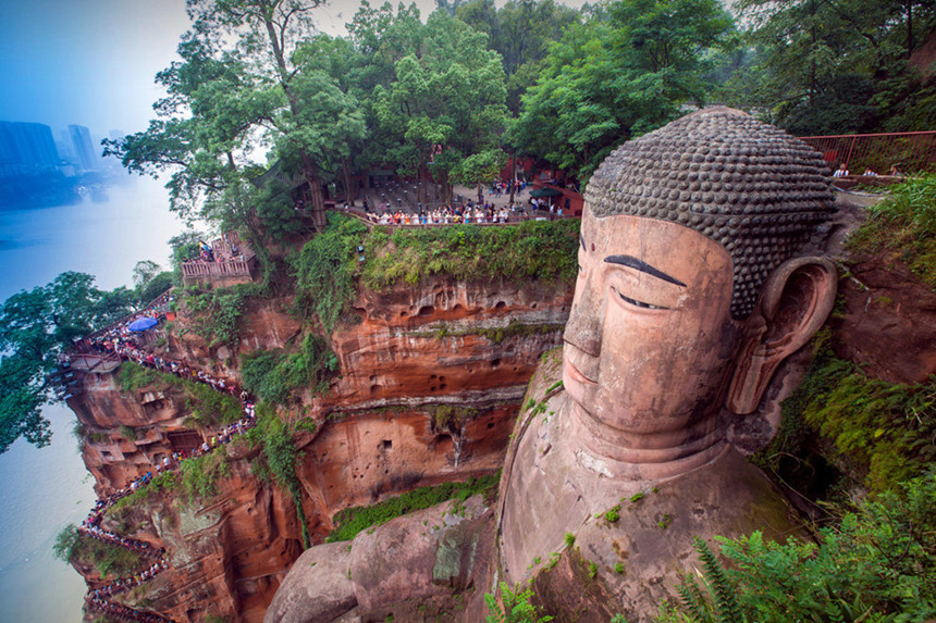 Được tạc vào vách đá từ năm 713 trước Công nguyên, tượng Phật ban đầu được một nhà sư xây dựng với hy vọng sẽ dẫn đường cho các con tàu qua sông an toàn. Không may, ông không đủ tài chính và tượng phải đến 90 năm sau mới hoàn thiện. Ảnh: Sohu.