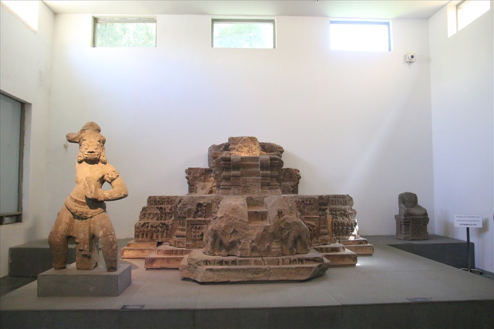 Theo tư liệu của Bảo tàng Điêu khắc Chăm Đà Nẵng, Đồng Dương là một trung tâm Phật giáo của Champa, nằm ở vùng đồng bằng, cách thung lũng Mỹ Sơn khoảng 20 km về phía Nam, thuộc tổng Châu Đức, phủ Thăng Bình, Quảng Nam (nay là xã Bình Định Bắc, huyện Thăng Bình, tỉnh Quảng Nam). Các kiến trúc tại Đồng Dương cho thấy sự phát triển của Phật giáo Đại thừa tại Champa với phong cách ấn tượng của nghệ thuật Chăm, trong đó nổi bật là đài thờ Đồng Dương 22.24.