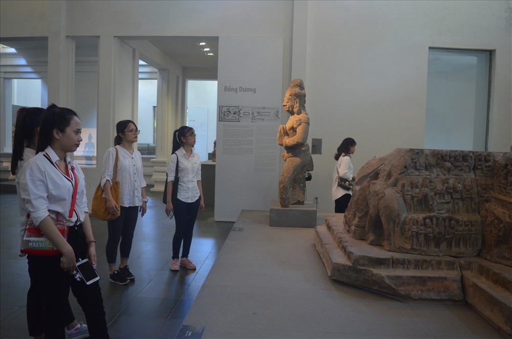 Hiện đài thờ đang được trưng bày ở Bảo tàng điêu khắc Chăm Đà Nẵng.
