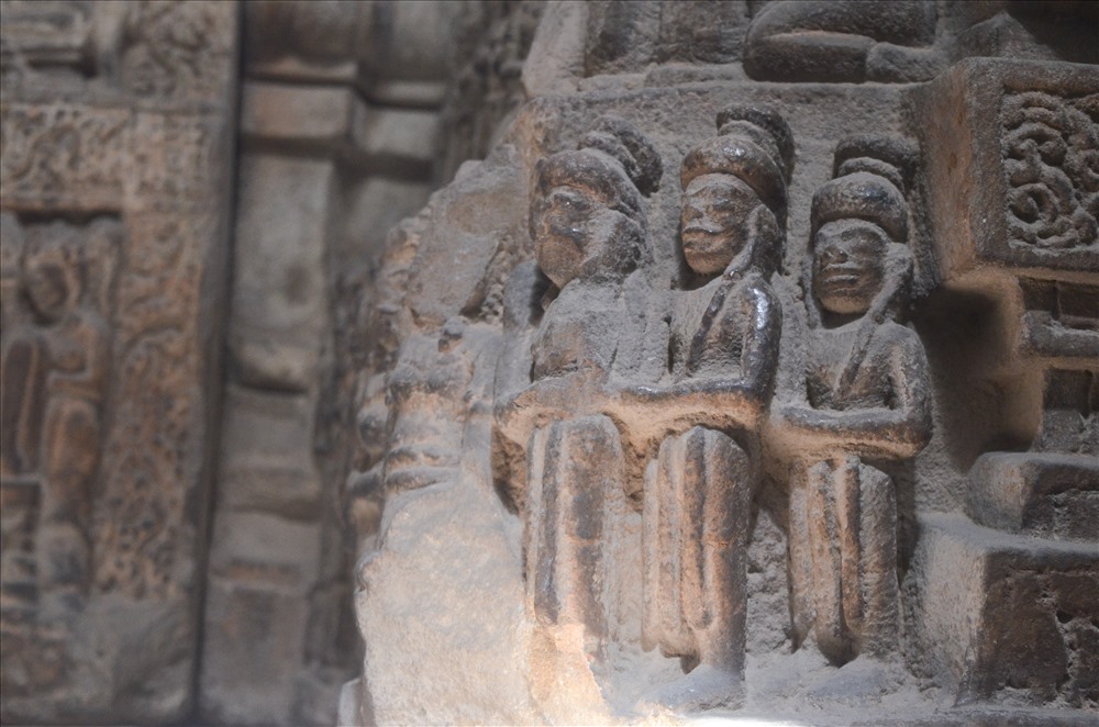 Mặt ngoài bờ thành của các bậc cấp và xung quanh đài thờ nói chung có chạm khắc các nhân vật theo kiểu chạm nổi.