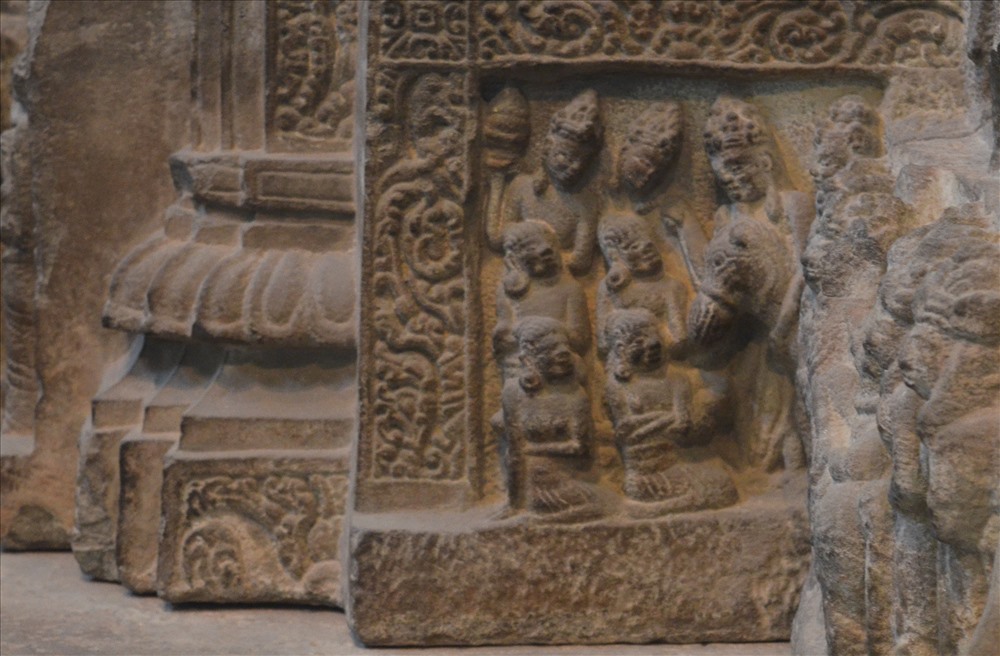 Các hình ảnh chạm khắc trên đài thờ đặc tả về sự tích đản sanh, giác ngộ của Đức Phật Thích Ca, các hình ảnh về cuộc đời Đức Phật và các cảnh sinh hoạt cung đình.