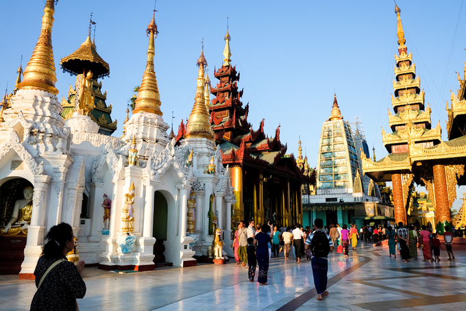 Theo truyền thuyết của người Myanmar, chùa Shwedagon có hơn 2.500 năm lịch sử. Tuy nhiên, các nhà khảo cổ ước tính công trình bắt đầu được xây dựng từ thế kỷ 6. Trải qua nhiều lần trùng tu, chùa hiện có 4 tòa tháp chính ở trung tâm và 64 tòa tháp nhỏ bao quanh, tất cả đều được dát vàng. Ước tính người Myanmar đã sử dụng 72 tấn vàng để xây dựng kiệt tác này.