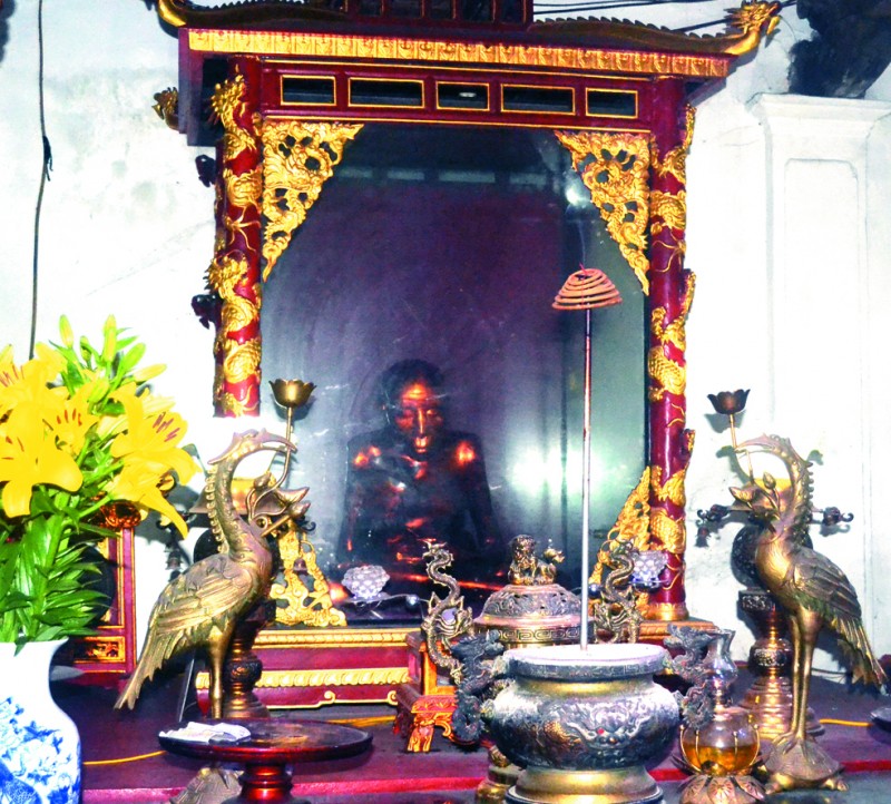 Nhục thân xá lợi thiền sư Vũ Khắc Minh được bảo quản trong tủ kính