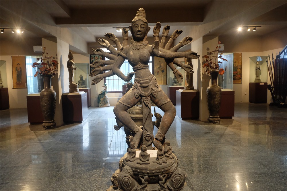 Các hiện vật được trưng bày tại bảo tàng, ngoài giá trị là những tác phẩm nghệ thuật cổ, còn kết tinh những nét tinh hoa của di sản văn hóa Phật giáo. Bên cạnh đó, còn một số nền văn minh văn hóa khác. Trong ảnh là bức tượng Thần Shiva múa có niên đại thế kỷ 20