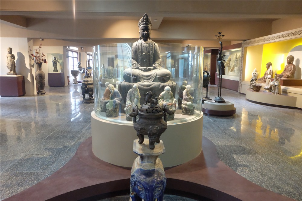 Bảo tàng văn hóa Phật giáo tọa lạc trong không gian ngôi chánh điện của Chùa Quán Âm Ngũ Giác Đài Sen (hay còn gọi là Chùa Quán Thế Âm) nằm trong danh thắng Ngũ Hành Sơn, quận Ngũ Hành Sơn, TP. Đà Nẵng.