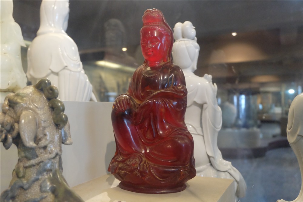 Hiện bảo tàng lưu giữ 2 bức tượng bằng Hồ phách quý hiếm. Trong ảnh là một bức tượng Quan thế âm Bồ tát được làm bằng chất liệu Hồ phách có niên đại từ cuối thế kỷ 19
