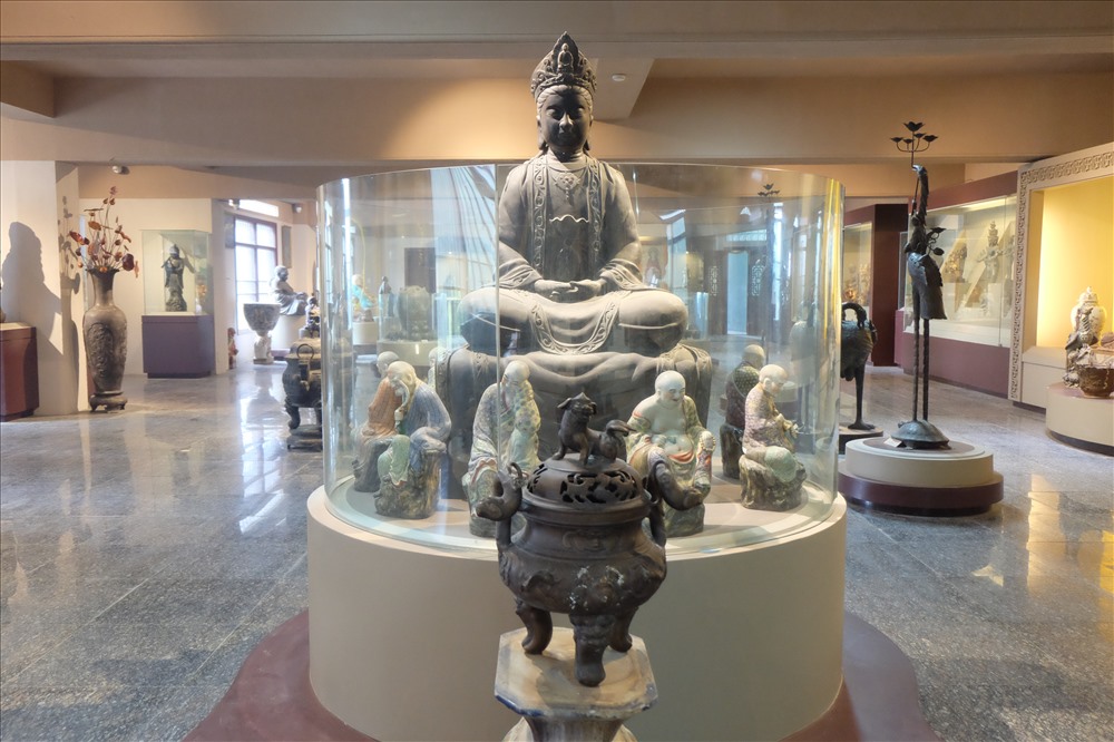 Nhiều sưu tập phản ánh di sản Phật giáo, phong phú đa dạng về phong cách thể hiện và chất liệu, có niên đại tập trung trong vài ba thế kỷ gần đây, nhưng cũng có nhiều hiện vật có niên đại khá sớm