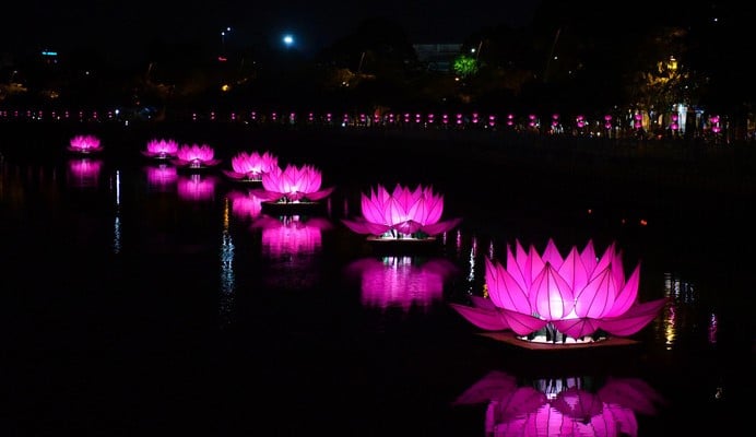 Hoa đăng rực sáng kênh Nhiêu Lộc trong dịp lễ Phật đản