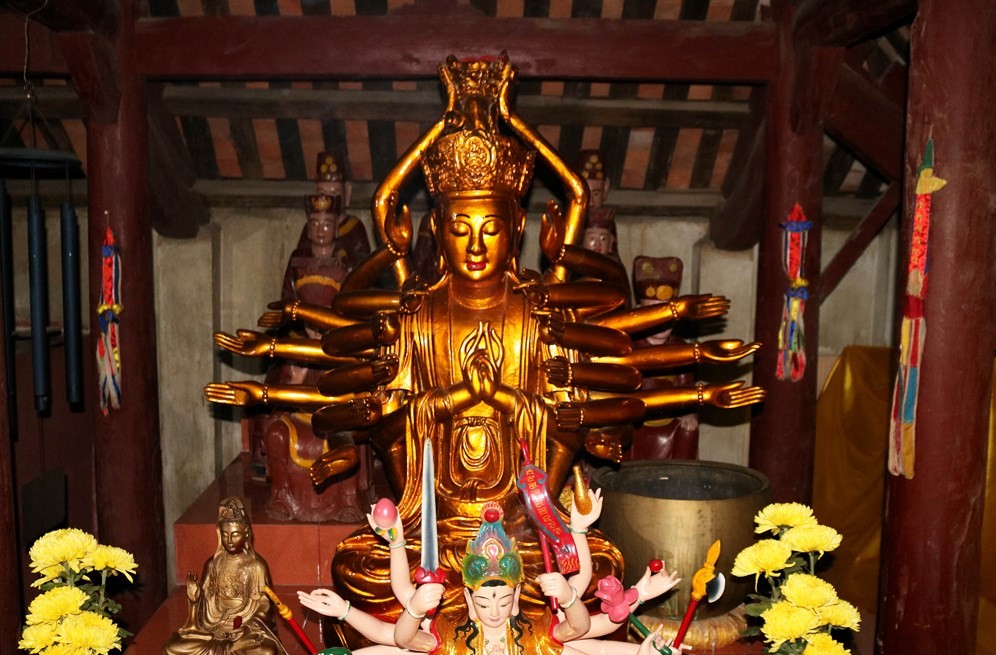 Đặc biệt ở gian bên trái của chùa thờ tượng Phật Mẫu Chuẩn Đề ngồi thiền định trên tòa sen với 24 cánh tay. Trong quan niệm của Phật giáo, Phật Mẫu Chuẩn Đề được xem là một trong lục quan âm của Phật giáo, là “mẹ của các Phật”, ngang hàng với Quán thế âm. Ảnh: Huy Thư