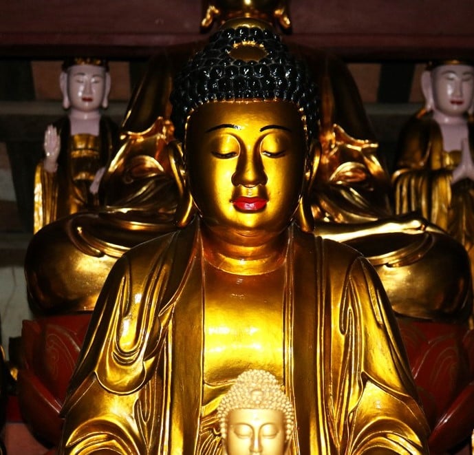 Hai pho tượng đức Phật Thích Ca lớn nhất, cao khoảng 1,3m được bài trí chính giữa với khuôn mặt đầy đặn, mắt nhắm, ngồi thiền định trên tòa sen. Ảnh: Huy Thư