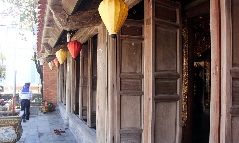 Phần lớn thiết kế trong chùa tương tự với những ngôi chùa trong đất liền.